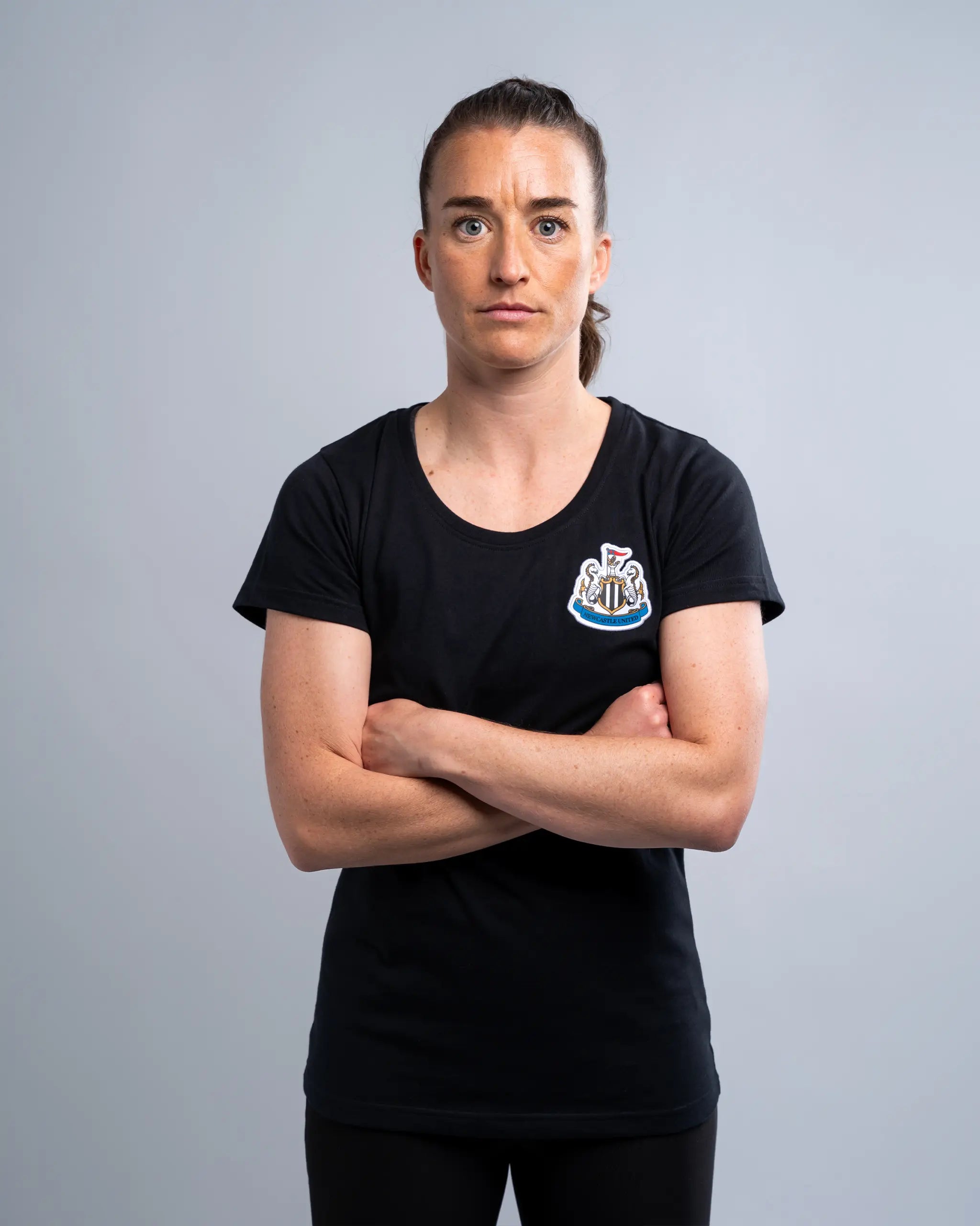 Newcastle United Women's Black Terrace Crest T-Shirt-- Welt Pockets Slit Pockets