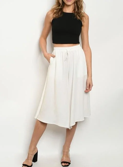 High waist fitted cropped wide leg pants. Trendy High-Waist Trousers